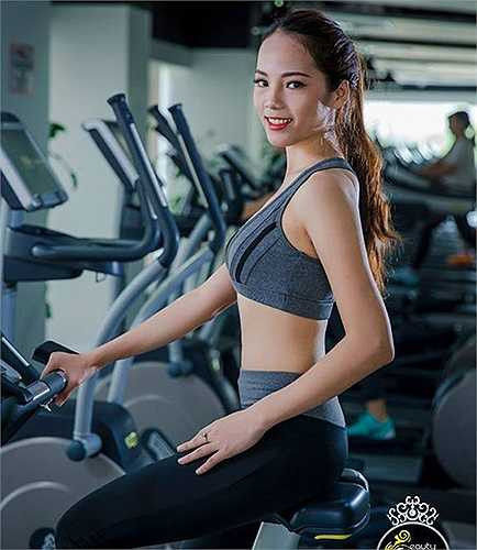 Nữ sinh Ngoại thương khoe eo thon, dáng chuẩn khiến bao chàng trai mê mẩn - 2