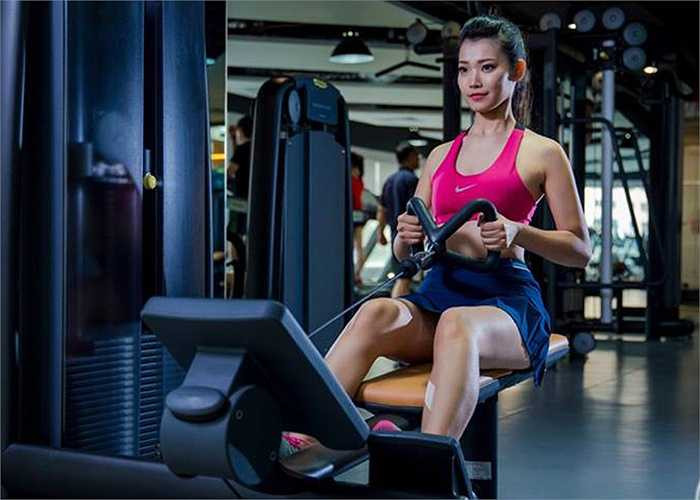 Nữ sinh Ngoại thương khoe eo thon, dáng chuẩn khiến bao chàng trai mê mẩn - 6