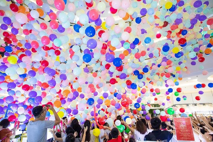 'Cơn mưa cầu vồng' bắt đầu mùa hè rực rỡ cho các em nhỏ tại Vincom - 1