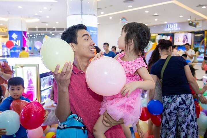 'Cơn mưa cầu vồng' bắt đầu mùa hè rực rỡ cho các em nhỏ tại Vincom - 2