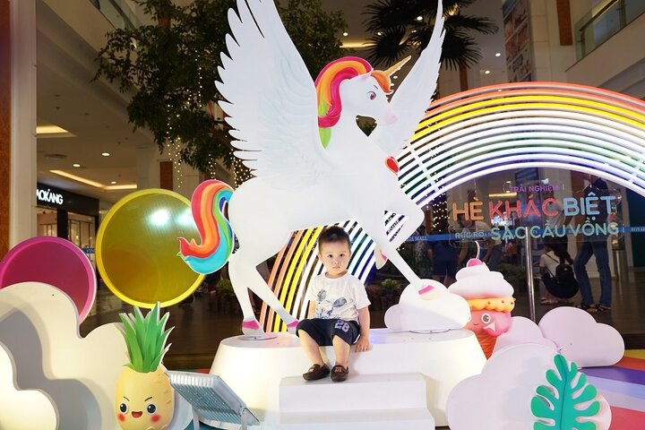 'Cơn mưa cầu vồng' bắt đầu mùa hè rực rỡ cho các em nhỏ tại Vincom - 3