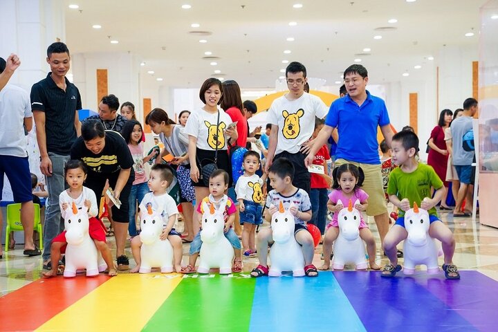 'Cơn mưa cầu vồng' bắt đầu mùa hè rực rỡ cho các em nhỏ tại Vincom - 5