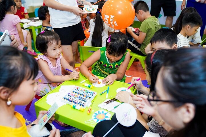 'Cơn mưa cầu vồng' bắt đầu mùa hè rực rỡ cho các em nhỏ tại Vincom - 6