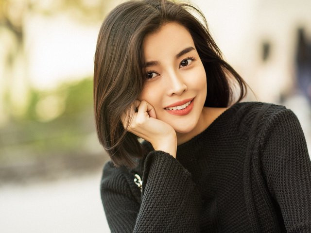 Giữa dịch Covid-19, Cao Thái Hà phát cơm miễn phí cho những người bán vé số - 2