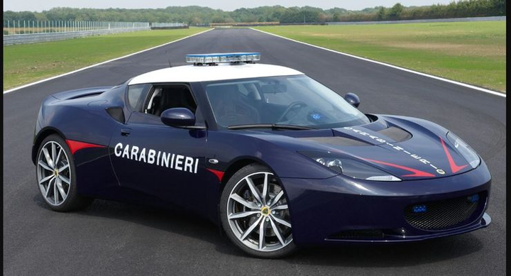 Loạt xe cảnh sát đẹp nhất thế giới khiến bạn không thể rời mắt - 7