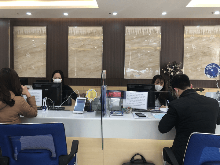 Nhân viên ngân hàng, siêu thị đồng loạt đeo khẩu trang phòng ngừa virus corona - 2