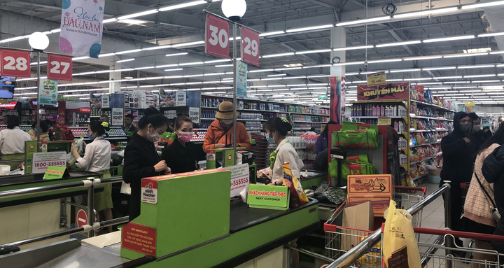 Nhân viên ngân hàng, siêu thị đồng loạt đeo khẩu trang phòng ngừa virus corona - 3