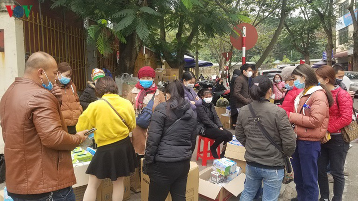 Người dân Trung Quốc đổ xô sang tỉnh Lào Cai tìm mua khẩu trang - 1
