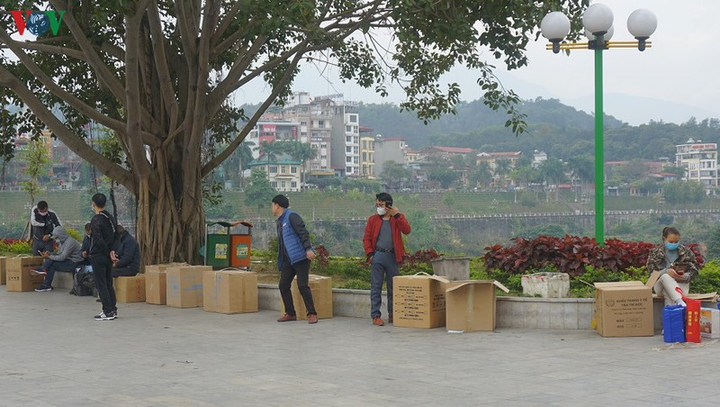 Người dân Trung Quốc đổ xô sang tỉnh Lào Cai tìm mua khẩu trang - 10