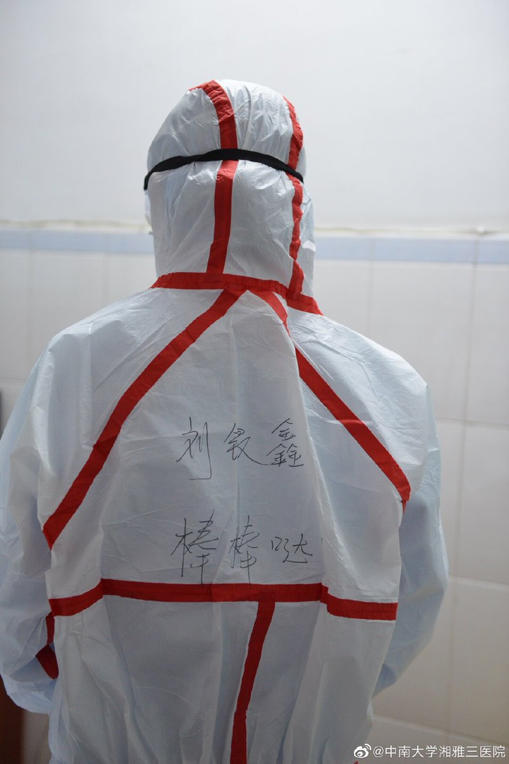 Những hình ảnh xúc động về cuộc chiến với virus ‘chết chóc’ của các bác sĩ Vũ Hán - 3