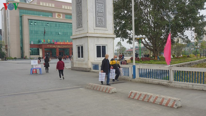 Người dân Trung Quốc đổ xô sang tỉnh Lào Cai tìm mua khẩu trang - 12