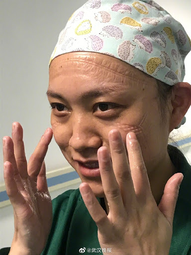 Những hình ảnh xúc động về cuộc chiến với virus ‘chết chóc’ của các bác sĩ Vũ Hán - 2