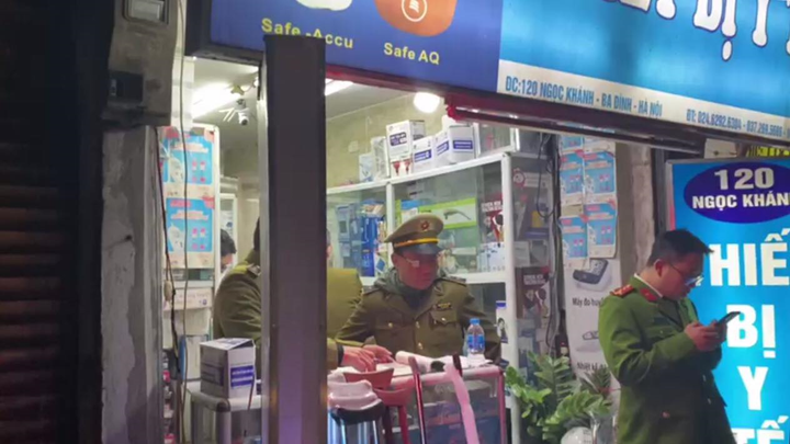 Phạt nặng 2 cửa hàng thuốc bán khẩu trang y tế giá 'cắt cổ' - 1