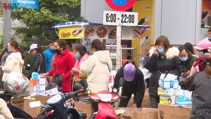 Người dân Trung Quốc đổ xô sang tỉnh Lào Cai tìm mua khẩu trang - 2