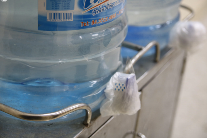 100% giáo viên Hà Nội túc trực khử khuẩn, vệ sinh trường lớp - 6