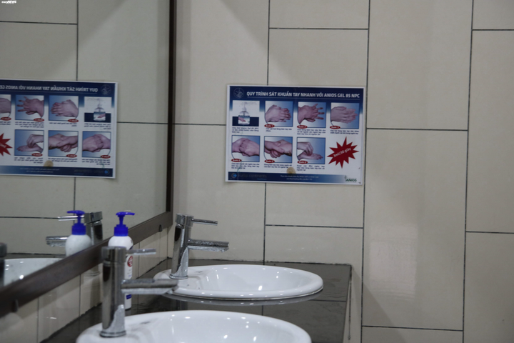 100% giáo viên Hà Nội túc trực khử khuẩn, vệ sinh trường lớp - 7