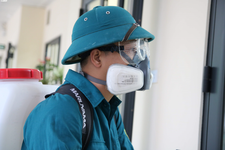 100% giáo viên Hà Nội túc trực khử khuẩn, vệ sinh trường lớp - 3