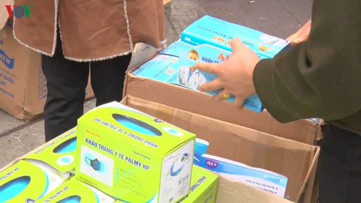 Người dân Trung Quốc đổ xô sang tỉnh Lào Cai tìm mua khẩu trang - 3