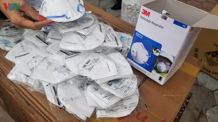 Người dân Trung Quốc đổ xô sang tỉnh Lào Cai tìm mua khẩu trang - 4