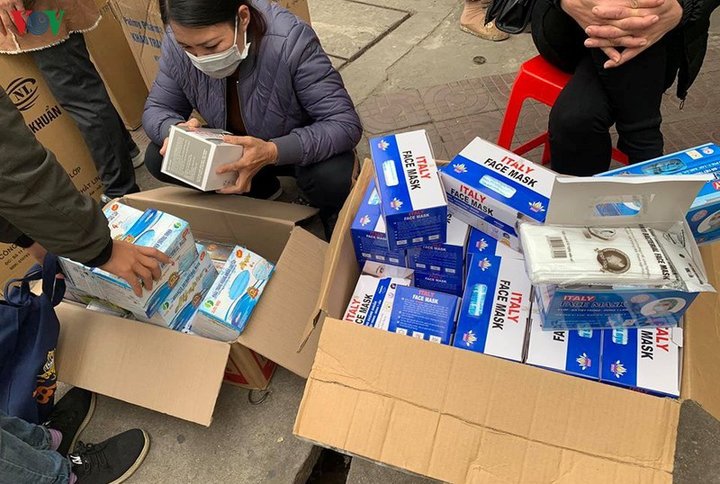 Người dân Trung Quốc đổ xô sang tỉnh Lào Cai tìm mua khẩu trang - 5