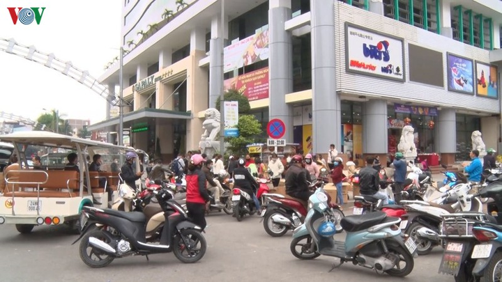 Người dân Trung Quốc đổ xô sang tỉnh Lào Cai tìm mua khẩu trang - 6