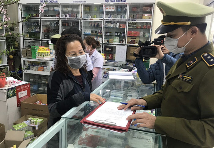 Quảng Ninh: Cửa hàng thuốc tăng giá bán khẩu trang trục lợi không còn 'đất sống' - 1