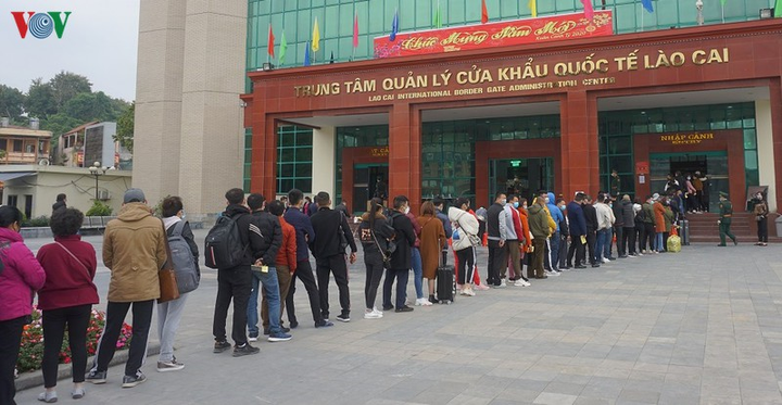 Người dân Trung Quốc đổ xô sang tỉnh Lào Cai tìm mua khẩu trang - 8