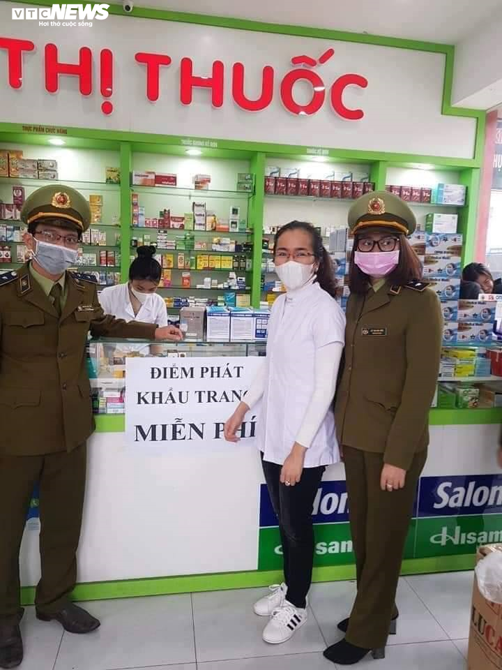 Ấm lòng những chiếc khẩu trang miễn phí trao nhau giữa đại dịch corona - 4