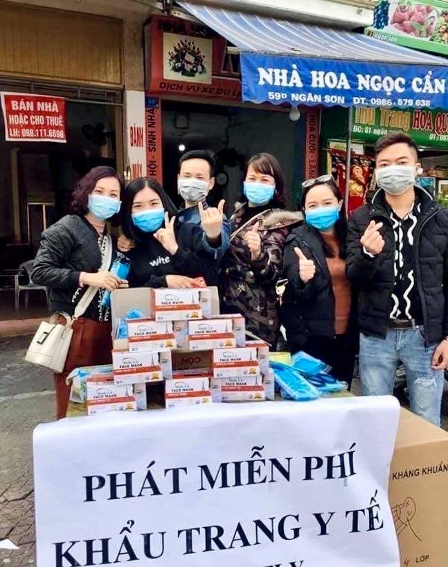 Ấm lòng những chiếc khẩu trang miễn phí trao nhau giữa đại dịch corona - 2