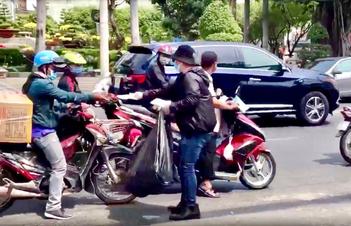 Ấm lòng những chiếc khẩu trang miễn phí trao nhau giữa đại dịch corona - 3