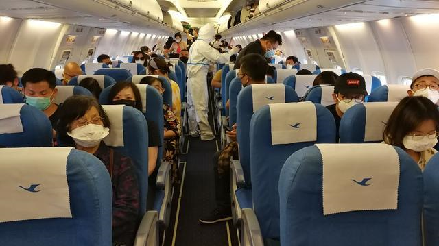 Chuyến bay đầu tiên đưa công dân Trung Quốc ở nước ngoài về đến Vũ Hán - 2