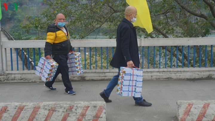 Người dân Trung Quốc đổ xô sang tỉnh Lào Cai tìm mua khẩu trang - 9