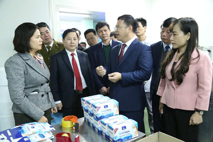 Giữa 'tâm bão' corona, Chủ tịch Bắc Ninh trực tiếp kiểm tra công ty sản xuất khẩu trang y tế - 1