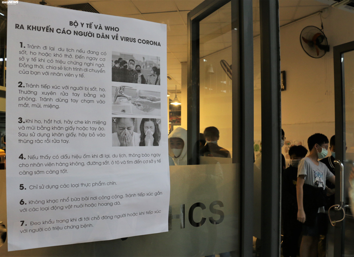 Ảnh: Học sinh Hà Nội rửa tay trước khi vào lớp, đeo khẩu trang cả khi đá bóng phòng tránh virus corona - 3