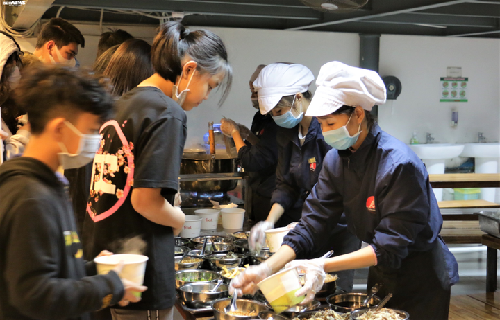 Ảnh: Học sinh Hà Nội rửa tay trước khi vào lớp, đeo khẩu trang cả khi đá bóng phòng tránh virus corona - 10