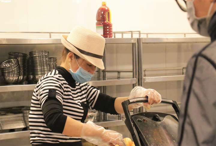 Ảnh: Học sinh Hà Nội rửa tay trước khi vào lớp, đeo khẩu trang cả khi đá bóng phòng tránh virus corona - 11