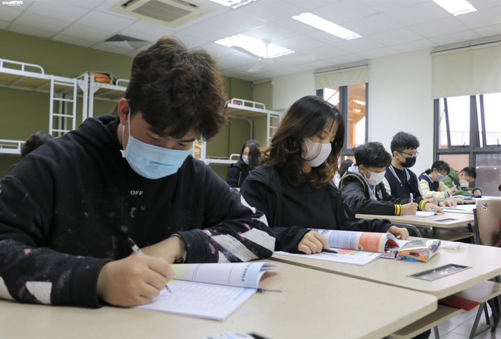 Ảnh: Học sinh Hà Nội rửa tay trước khi vào lớp, đeo khẩu trang cả khi đá bóng phòng tránh virus corona - 7