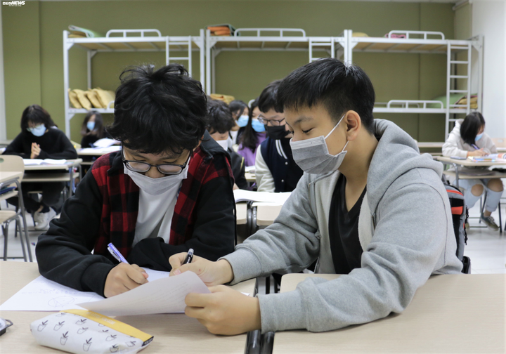 Ảnh: Học sinh Hà Nội rửa tay trước khi vào lớp, đeo khẩu trang cả khi đá bóng phòng tránh virus corona - 9