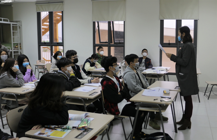 Ảnh: Học sinh Hà Nội rửa tay trước khi vào lớp, đeo khẩu trang cả khi đá bóng phòng tránh virus corona - 8