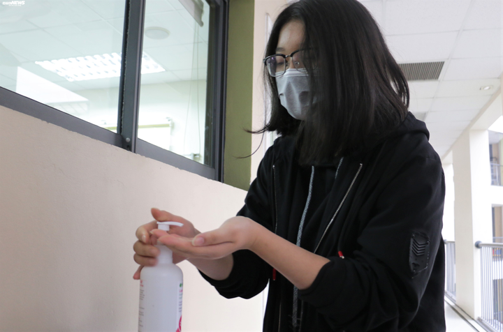 Ảnh: Học sinh Hà Nội rửa tay trước khi vào lớp, đeo khẩu trang cả khi đá bóng phòng tránh virus corona - 5