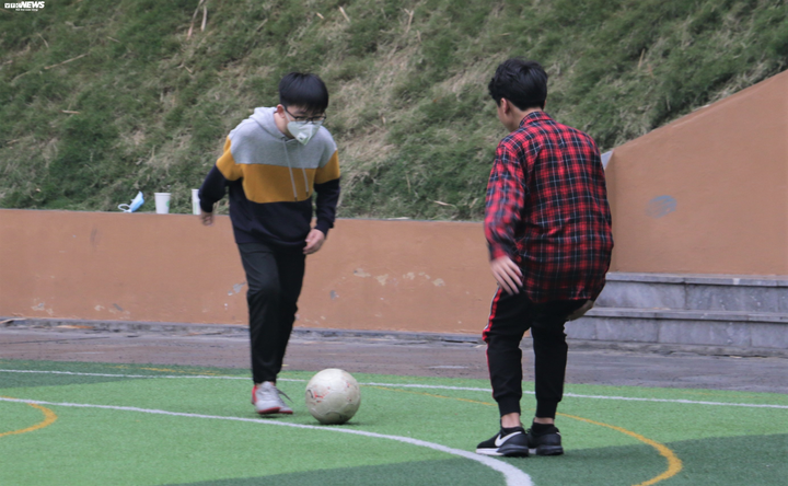 Ảnh: Học sinh Hà Nội rửa tay trước khi vào lớp, đeo khẩu trang cả khi đá bóng phòng tránh virus corona - 4