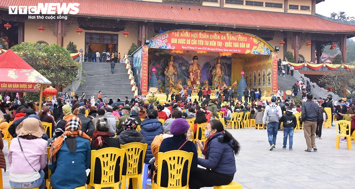 Chùa Ba Vàng dừng tổ chức lễ khai hội, du khách đeo khẩu trang đi lễ chùa - 2