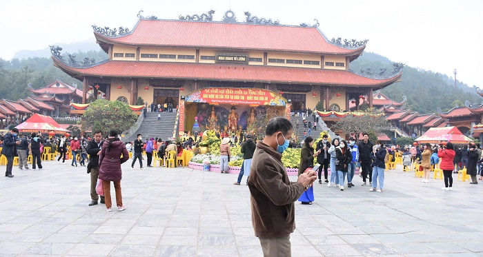 Chùa Ba Vàng dừng tổ chức lễ khai hội, du khách đeo khẩu trang đi lễ chùa - 4