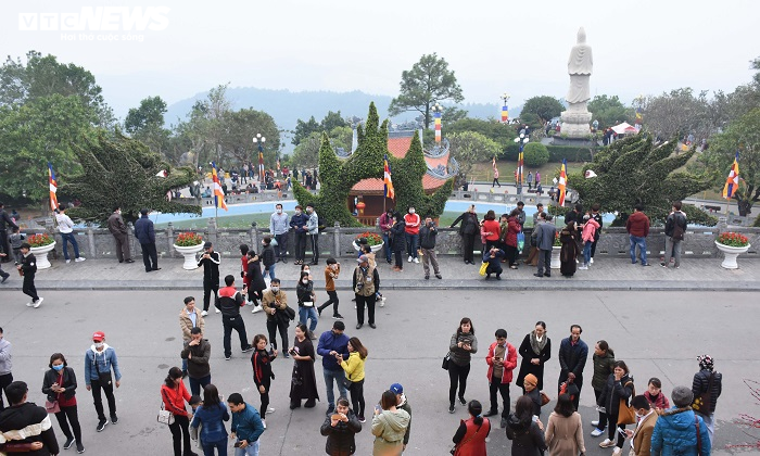 Chùa Ba Vàng dừng tổ chức lễ khai hội, du khách đeo khẩu trang đi lễ chùa - 13