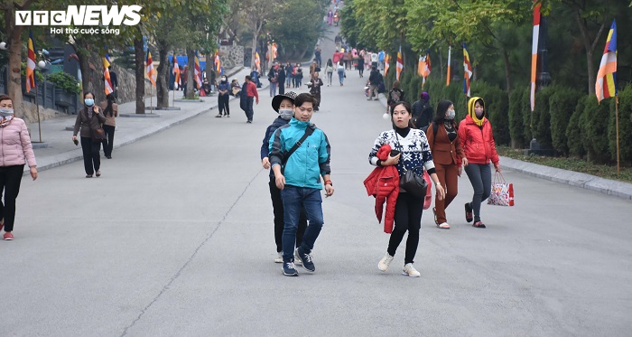 Chùa Ba Vàng dừng tổ chức lễ khai hội, du khách đeo khẩu trang đi lễ chùa - 7