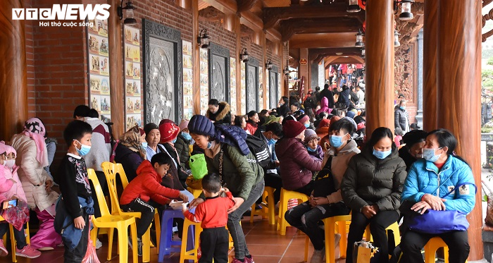 Chùa Ba Vàng dừng tổ chức lễ khai hội, du khách đeo khẩu trang đi lễ chùa - 5