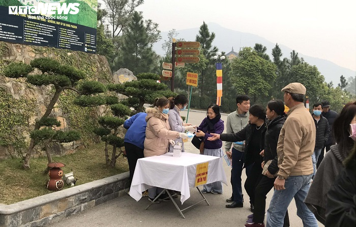 Chùa Ba Vàng dừng tổ chức lễ khai hội, du khách đeo khẩu trang đi lễ chùa - 14