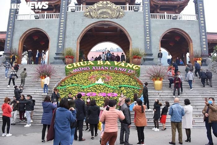 Chùa Ba Vàng dừng tổ chức lễ khai hội, du khách đeo khẩu trang đi lễ chùa - 1