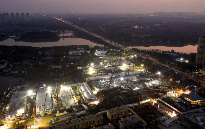 Hai bệnh viện ở Vũ Hán được xây gấp rút trong đại dịch coronavirus thế nào? - 12