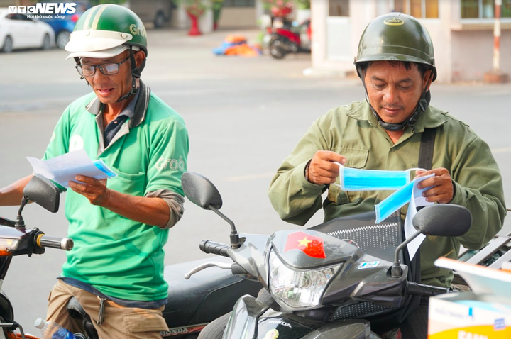 Mạnh thường quân phát 100.000 khẩu trang cho người nghèo ở TP.HCM chống dịch corona - 6